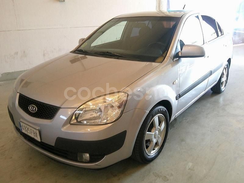 Gris / plata Usado 2006 Kia Rio EX Berlina | 2330 € (Buen precio) - Imagen 1/4