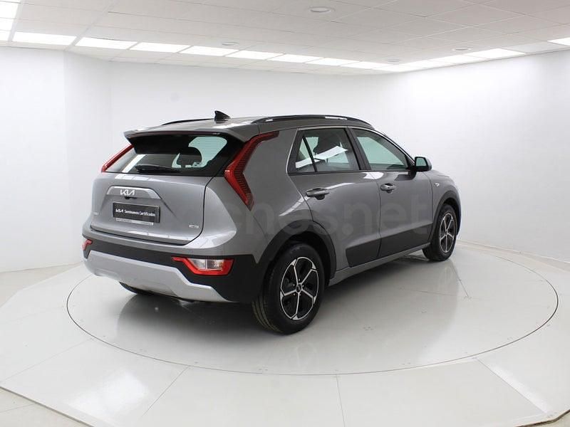 Usado Kia Niro 141 CV (103 kW) 2024 Gris / plata SUV