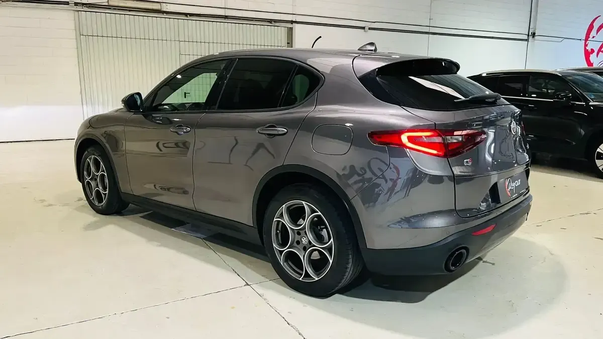 Usado Alfa Romeo Stelvio Sprint 190 CV (139 kW) 2022 Gris SUV