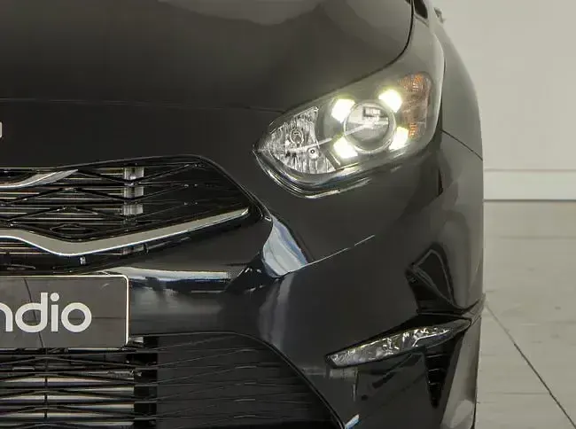 Usado Kia Ceed 100 CV (73 kW) 2024 Negro Utilitario