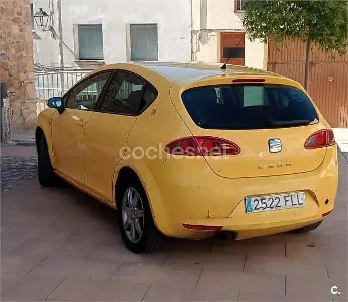 Usado Seat Leon Sport 105 CV (77 kW) 2007 Amarillo Utilitario