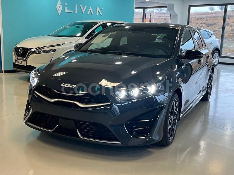 Usado Kia Ceed GT GT-Line 136 CV (100 kW) 2023 Gris / plata Berlina