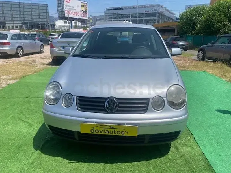 Usado VW Polo Advance 70 CV (51 kW) 2005 Gris / plata Utilitario