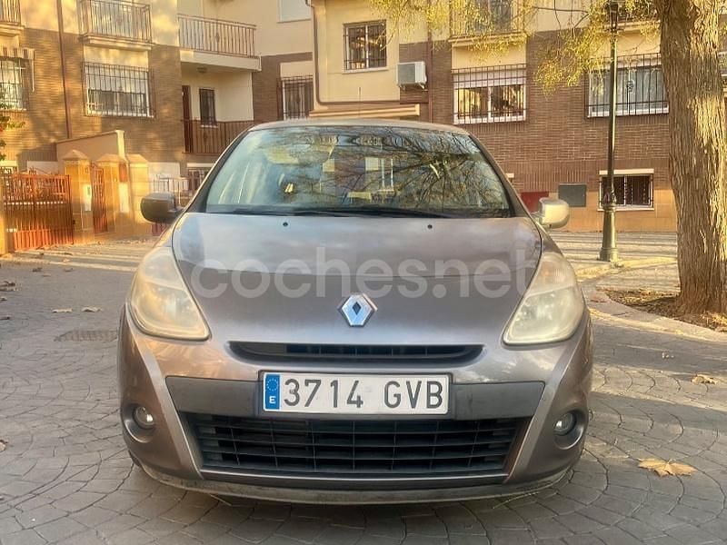 Beige Usado 2010 Renault Clio II Exception Berlina | 4000 € (Buen precio) - Imagen 1/4