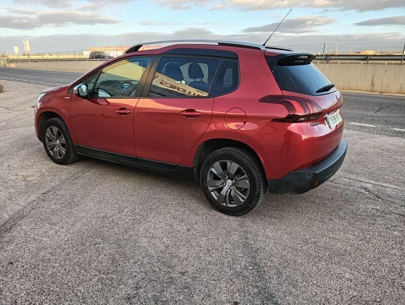 Usado Peugeot 2008 Allure 120 CV (88 kW) 2018 Rojo SUV