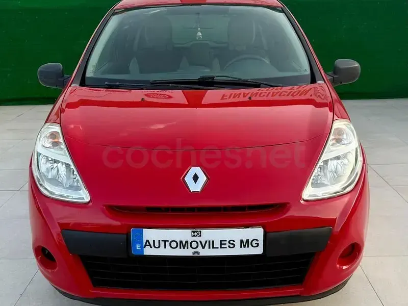 Usado Renault Clio II Authentique 75 CV (55 kW) 2010 Rojo Berlina