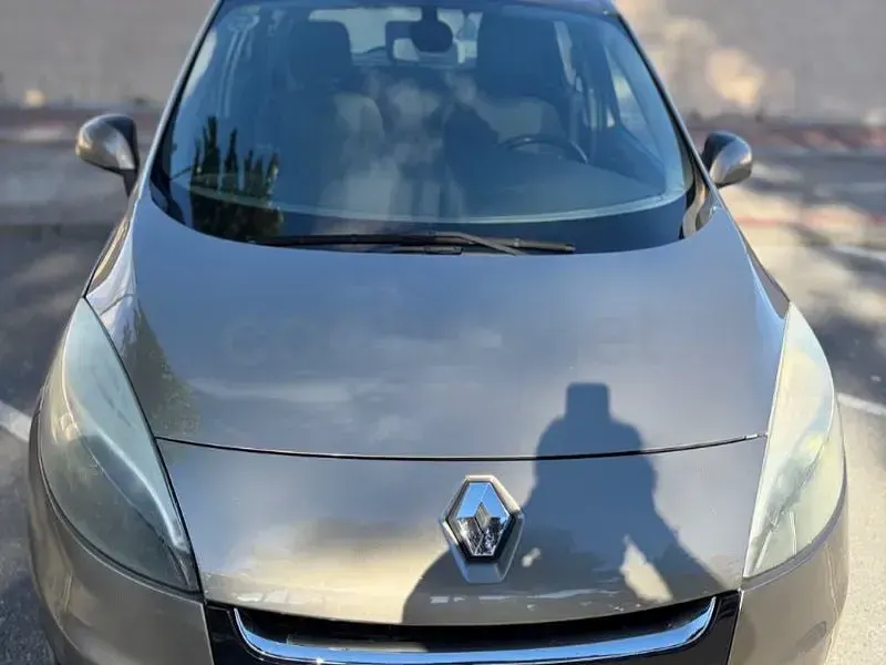 Usado Renault Scénic III Expression 110 CV (80 kW) 2012 Beige Monovolumen