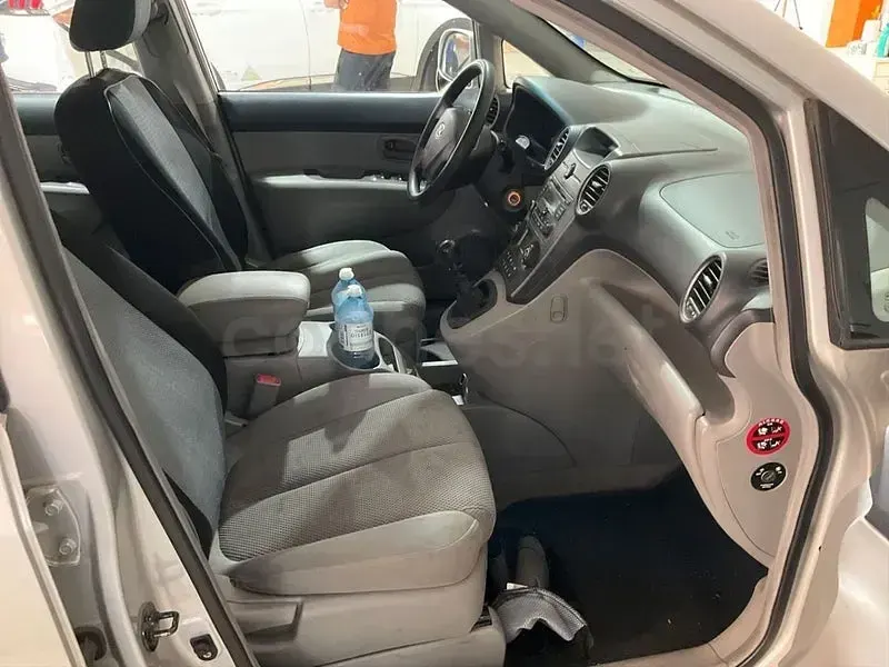 Usado Kia Carens Active 140 CV (102 kW) 2009 Gris / plata Monovolumen