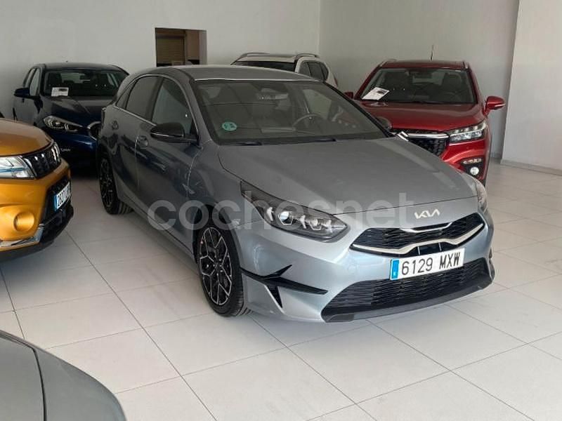 Usado Kia Ceed Style 100 CV (73 kW) 2025 Gris / plata Utilitario
