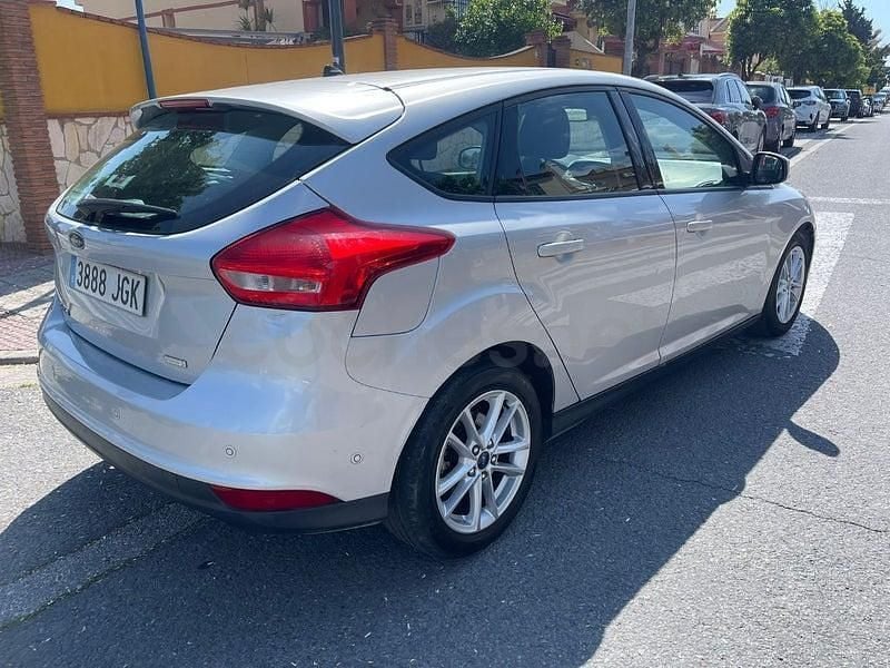 Usado Ford Focus Trend 125 CV (91 kW) 2015 Gris / plata Berlina