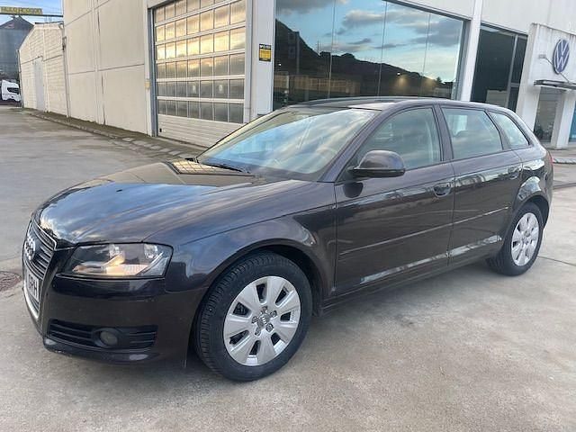Gris / plata Usado 2009 Audi A3 Attraction Berlina | 7990 € (Un poco caro) - Imagen 1/4