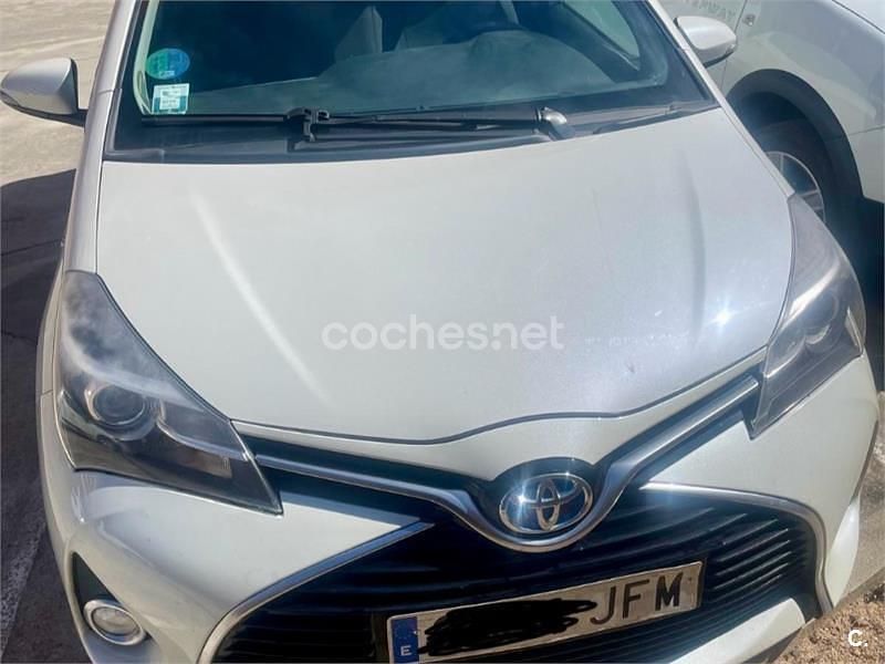 Usado Toyota Yaris Hybrid Active 100 CV (73 kW) 2015 Blanco Berlina