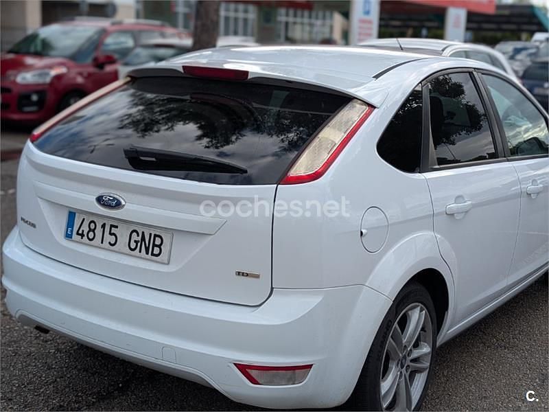 Usado Ford Focus Trend 109 CV (80 kW) 2009 Blanco Berlina