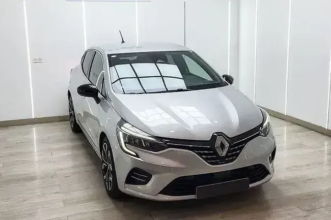 Usado Renault Clio Zen 91 CV (66 kW) 2023 Gris Utilitario
