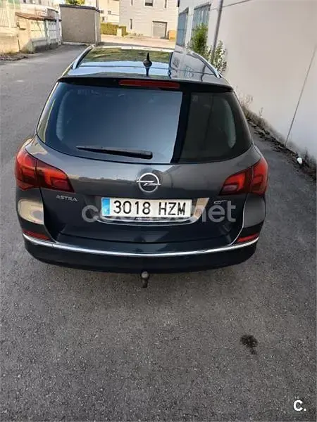 Usado Opel Astra Excellence 136 CV (100 kW) 2014 Negro Familiar