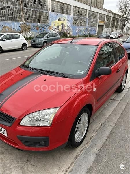 Begagnad Ford Focus Trend 100 HK (73 kW) 2005 Röd Sedan