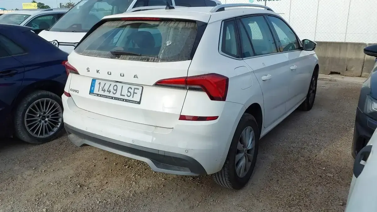 Usado Skoda Kamiq Ambition 110 CV (80 kW) 2021 Blanco SUV