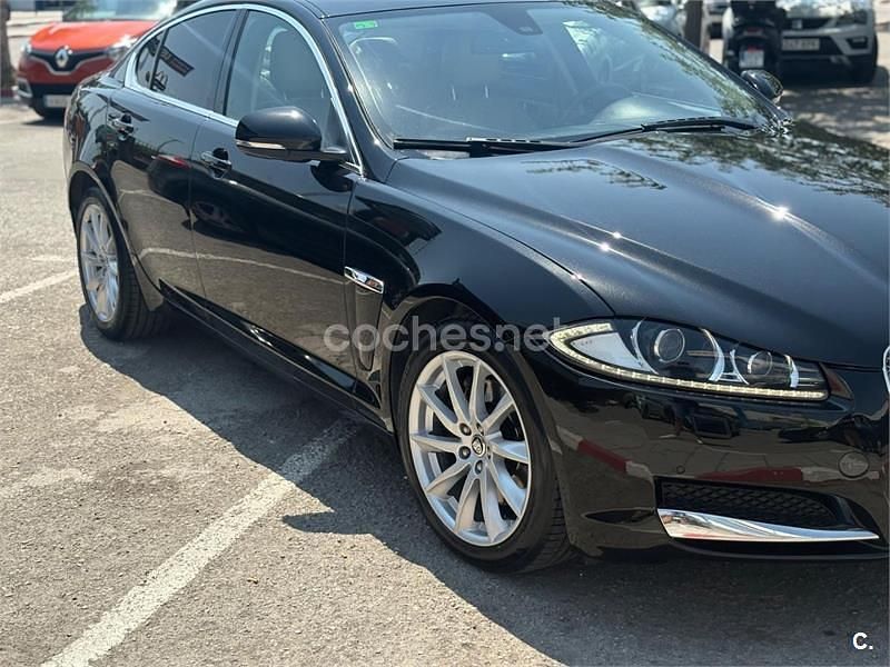 Usado Jaguar XF Luxury 190 CV (139 kW) 2013 Negro Berlina