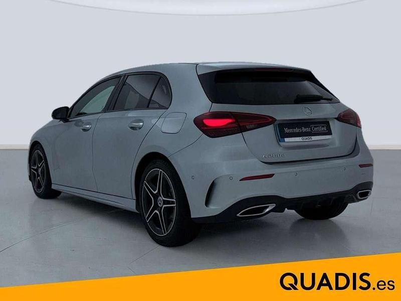 Usado Mercedes A200 Advanced 150 CV (110 kW) 2025 Plateado Utilitario