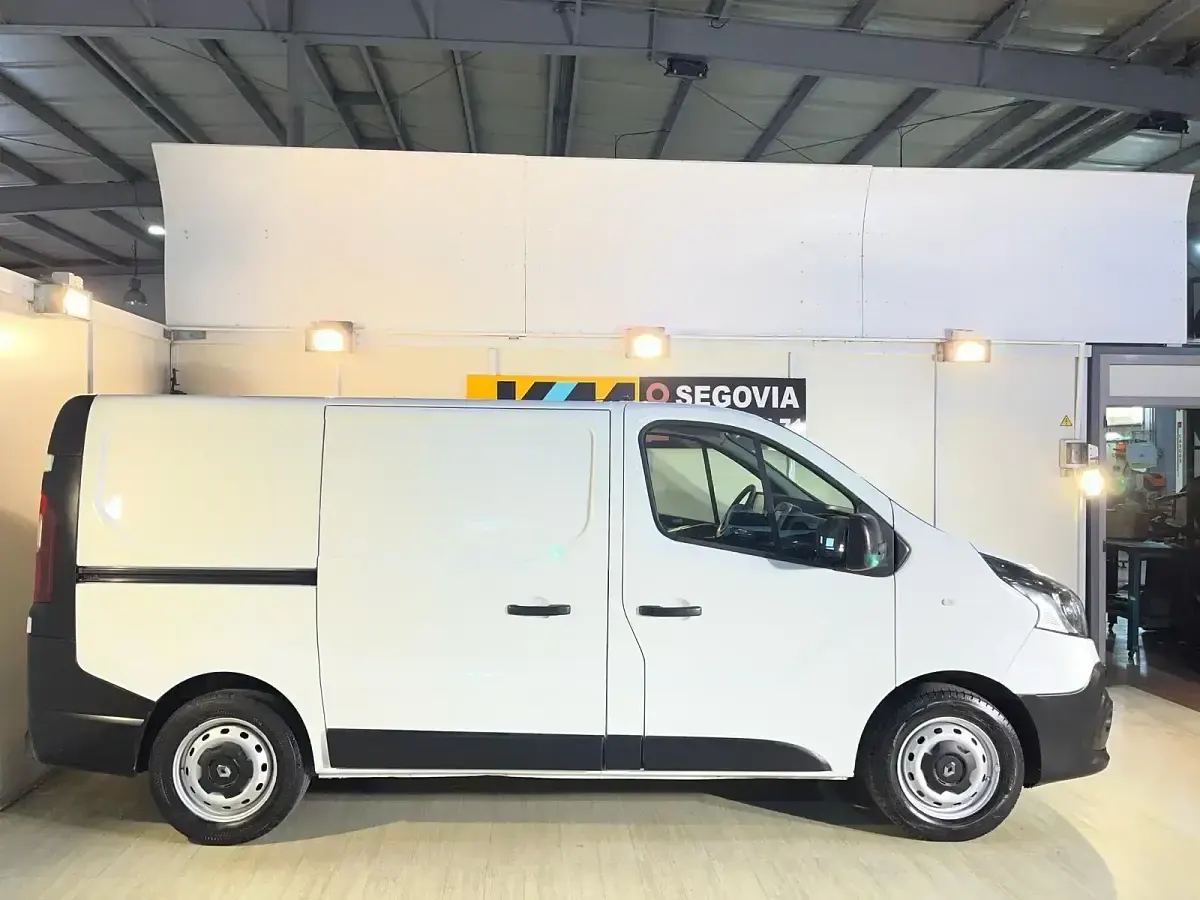 Usado Renault Trafic 120 CV (88 kW) 2018 Blanco Monovolumen