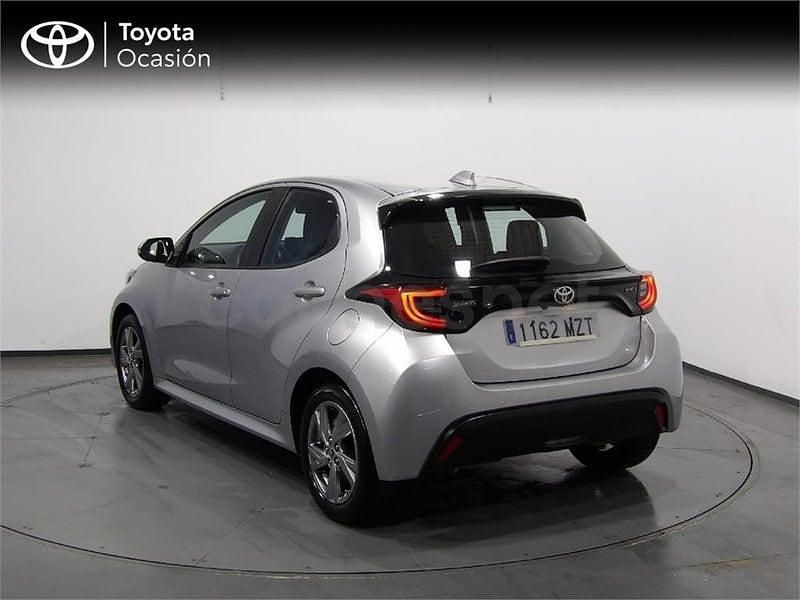Usado Toyota Yaris Hybrid Active 116 CV (85 kW) 2025 Gris / plata Berlina