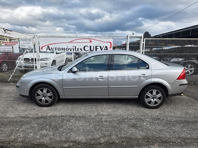 Usado Ford Mondeo Ghia 130 CV (95 kW) 2005 Gris / plata Berlina