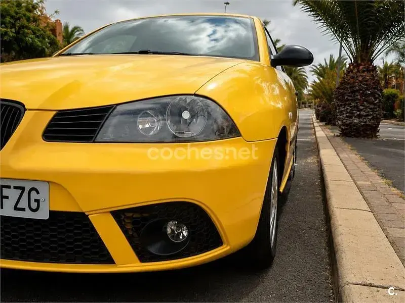 Usado Seat Ibiza 85 CV (62 kW) 2008 Amarillo Berlina