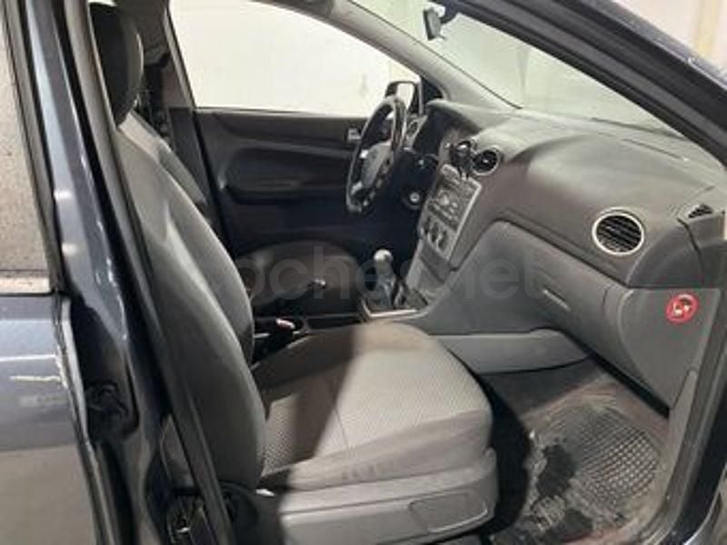 Usado Ford Focus Ghia 115 CV (84 kW) 2007 Gris / plata Berlina