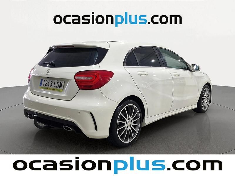 Usado Mercedes A180 AMG line 109 CV (80 kW) 2015 Blanco Utilitario