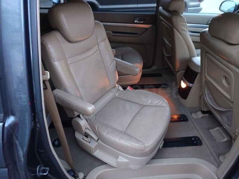 Usado Ssangyong (KGM) Rodius 165 CV (121 kW) 2010 Gris / plata Monovolumen