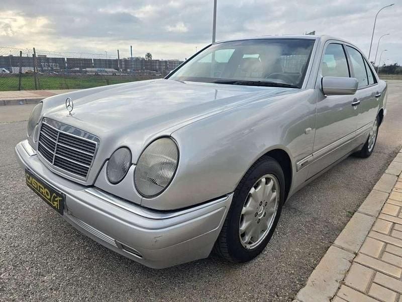 Usado Mercedes E300 Elegance 177 CV (130 kW) 1999 Gris Berlina