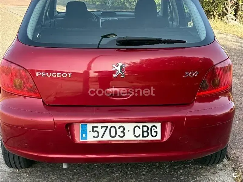 Usado Peugeot 307 110 CV (80 kW) 2002 Rojo Berlina