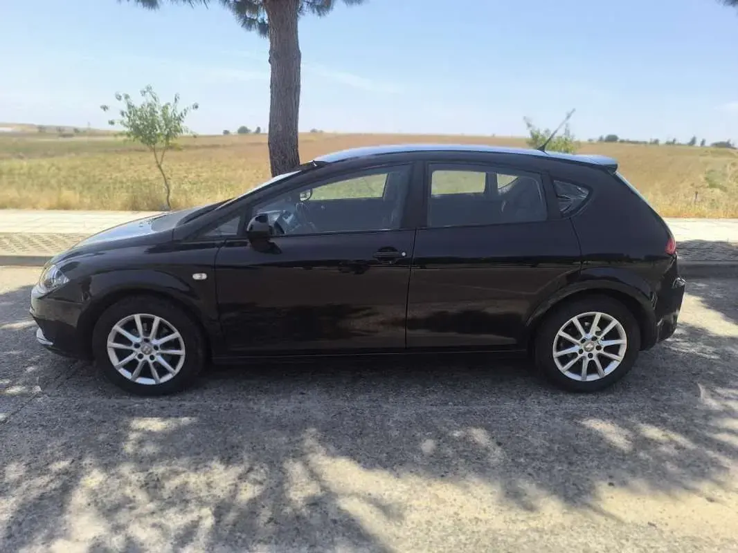 Usado Seat Leon Style 105 CV (77 kW) 2011 Negro Utilitario