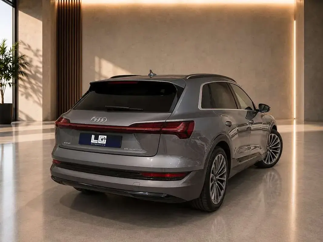 Usado Audi e-tron 300 kW (408 CV) 2019 Gris SUV