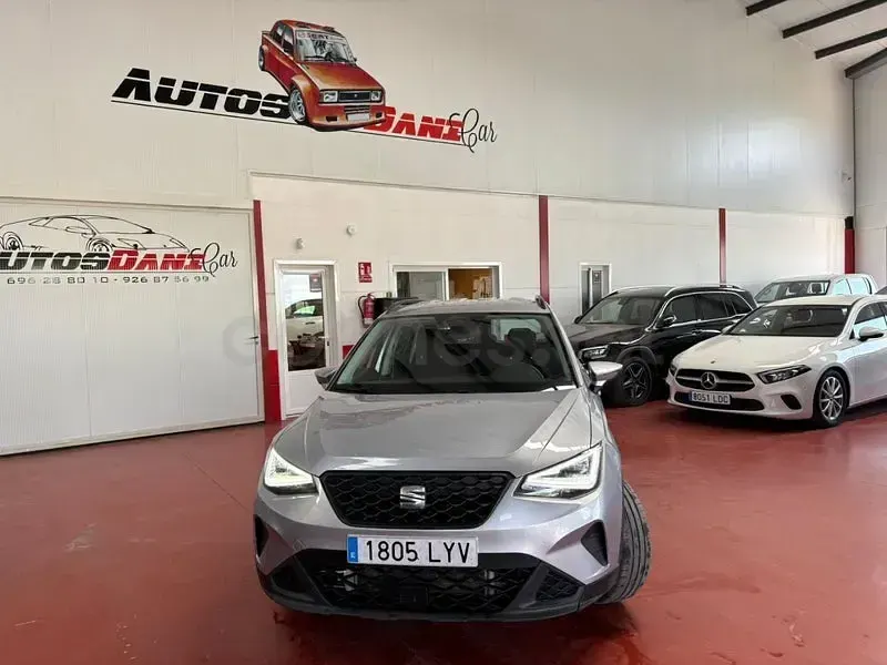 Usado Seat Arona Style Plus 110 CV (80 kW) 2022 Gris / plata SUV