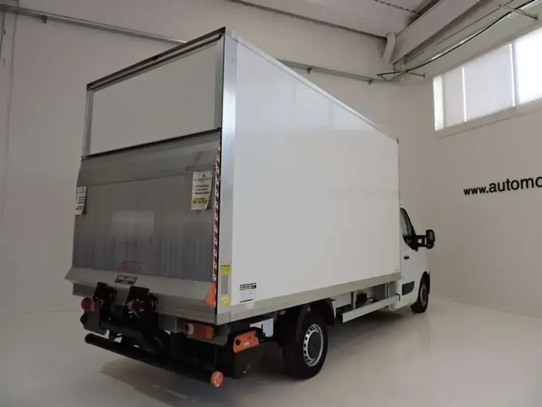 Usado Renault Master 145 CV (106 kW) 2024 Blanco Monovolumen