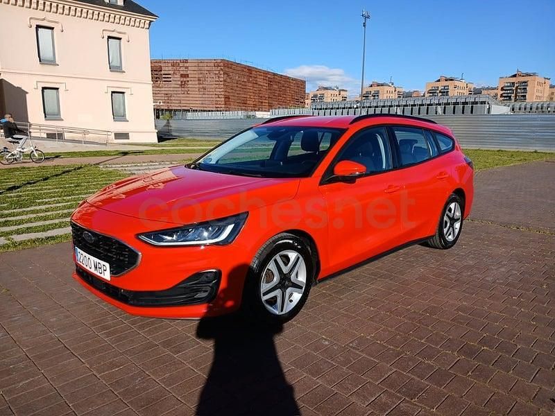 Usado Ford Focus Trend 120 CV (88 kW) 2023 Rojo Familiar