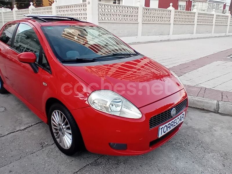 Rojo Usado 2007 Fiat Grande Punto Sport Utilitario | 3990 € (Precio justo) - Imagen 1/4