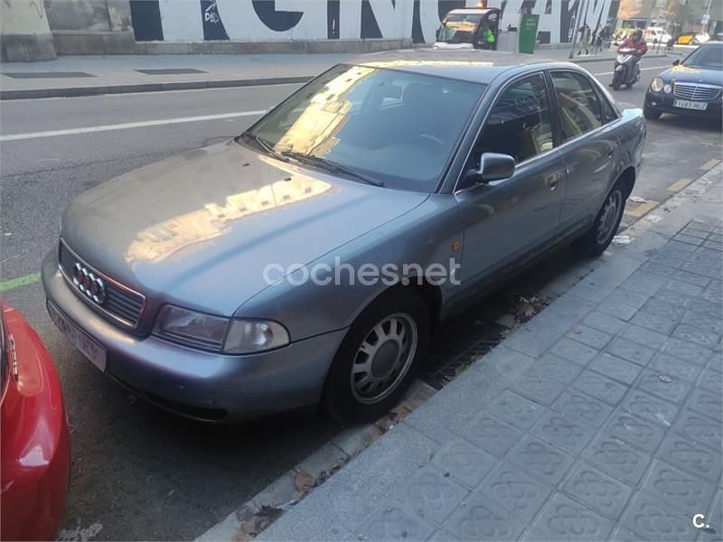 Gris / plata Usado 1996 Audi A4 Familiar | 2500 € (Precio justo) - Imagen 1/4