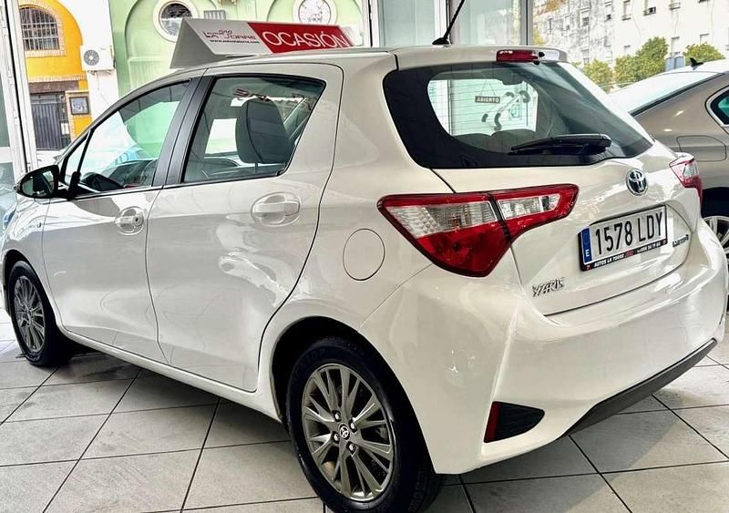 Usado Toyota Yaris Hybrid Active 99 CV (72 kW) 2020 Blanco Utilitario