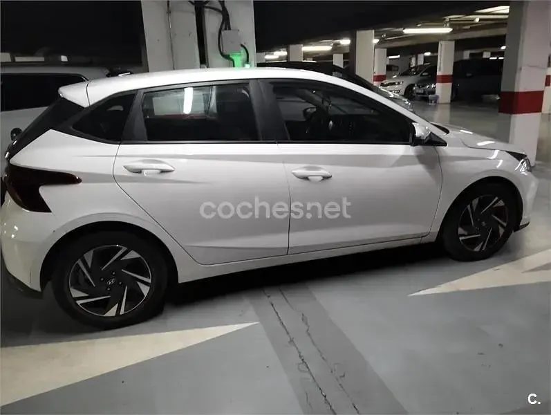 Usado Hyundai i20 100 CV (73 kW) 2022 Blanco Utilitario