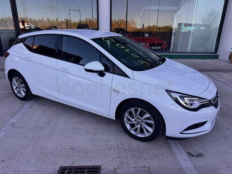Usado Opel Astra Selective 110 CV (80 kW) 2019 Blanco Berlina