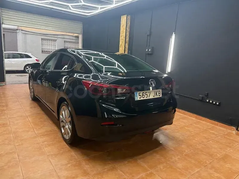 Begagnad Mazda 3 Luxury 120 HK (88 kW) 2015 Svart Sedan