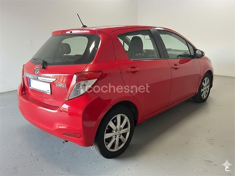 Usado Toyota Yaris Active 99 CV (72 kW) 2012 Rojo Berlina