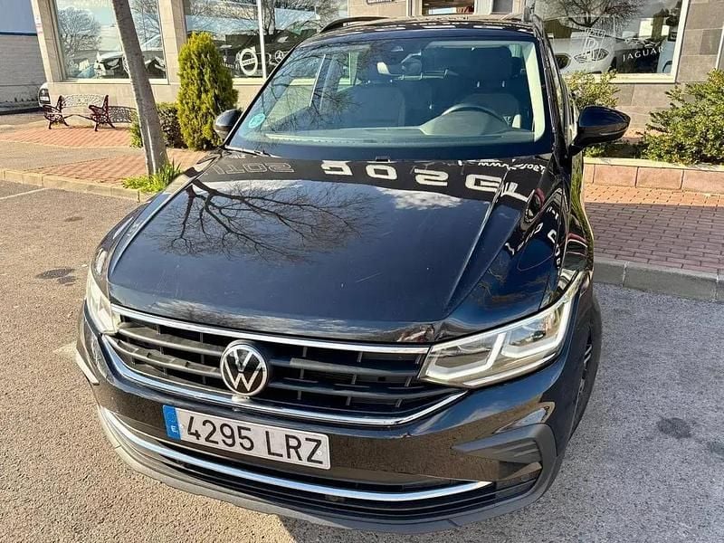 Käytetty VW Tiguan Life 150 HP (110 kW) 2021 Musta Katumaasturi