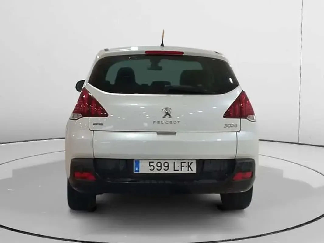 Usado Peugeot 3008 Access 120 CV (88 kW) 2016 Blanco Monovolumen