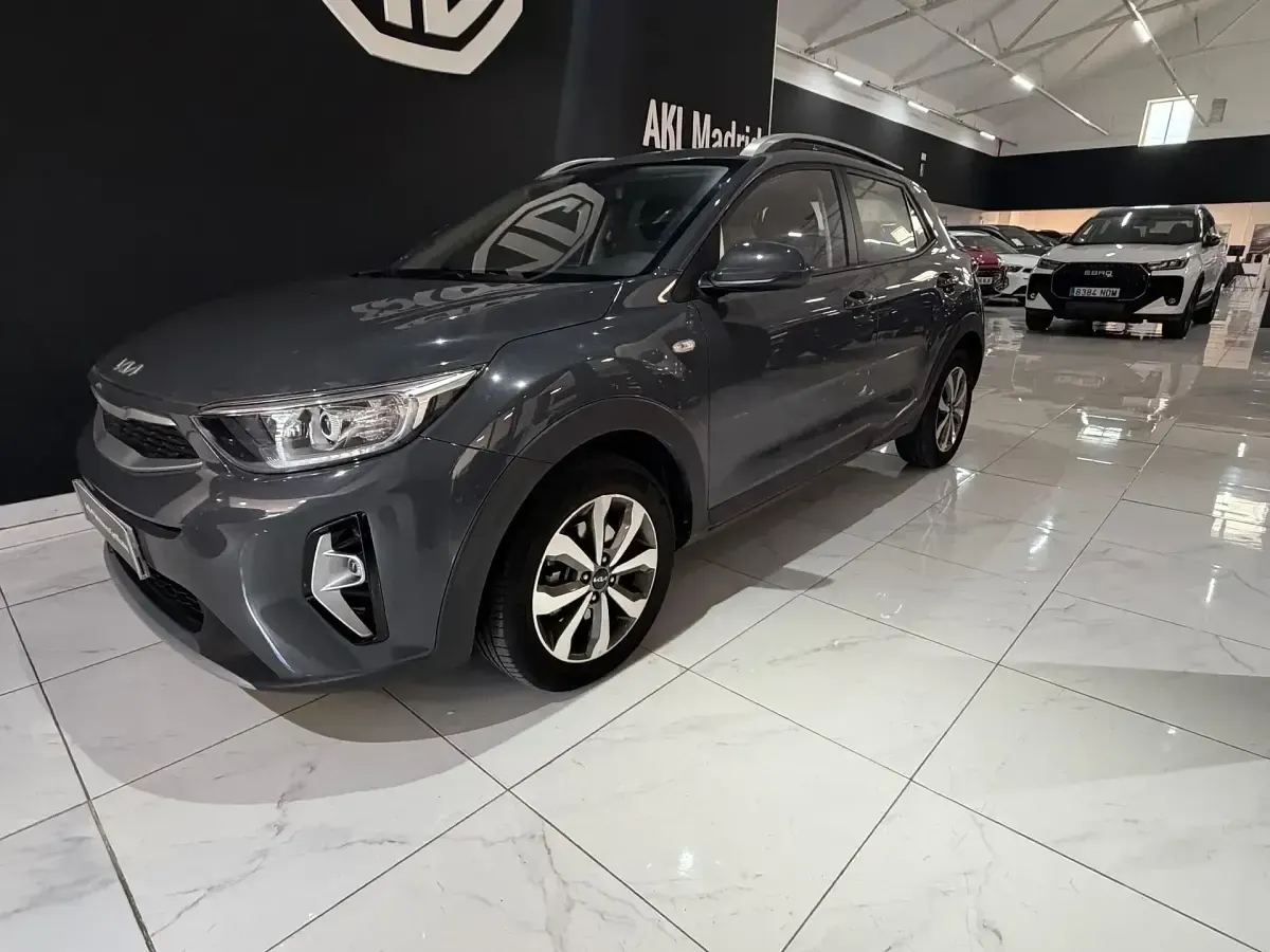 Usado Kia Stonic 100 CV (73 kW) 2024 Gris SUV