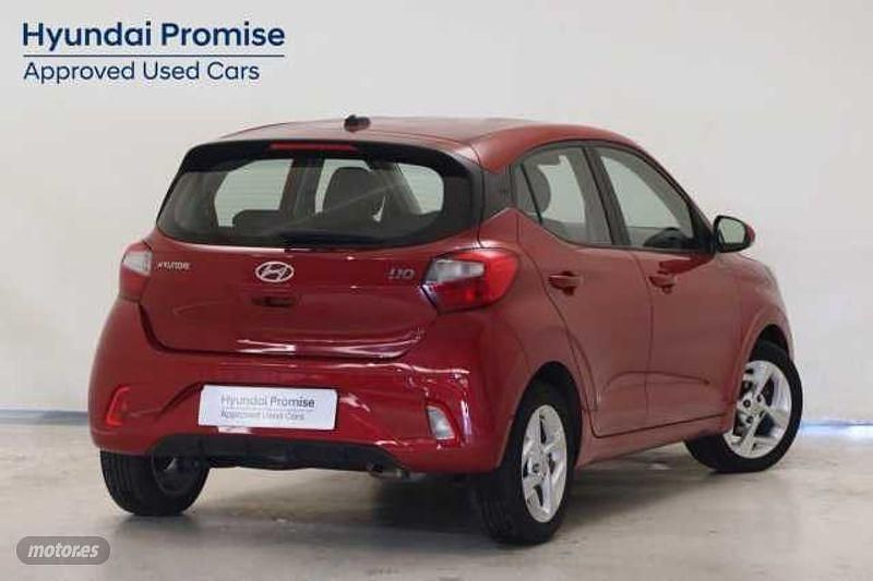Usado Hyundai i10 67 CV (49 kW) 2021 Dragon red Utilitario