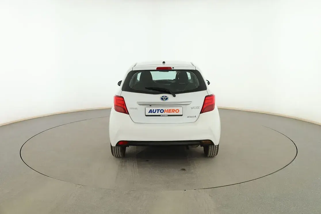 Usado Toyota Yaris Active 101 CV (74 kW) 2015 Blanco Utilitario