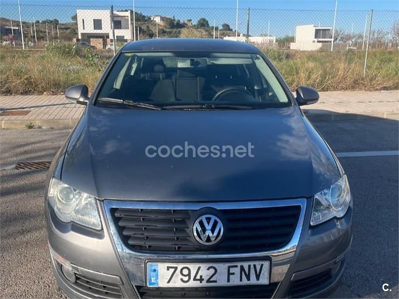 Usado VW Passat Highline 140 CV (102 kW) 2007 Gris / plata Berlina